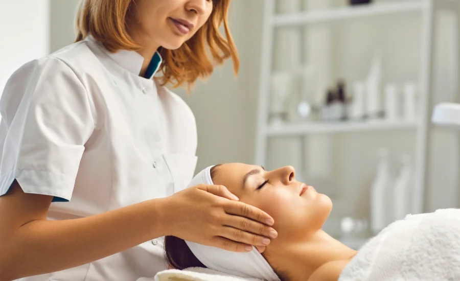 02.Dermatolog Dr. Muge Karaali Medikal Cilt Bakimi akneli – hassas ciltlere
