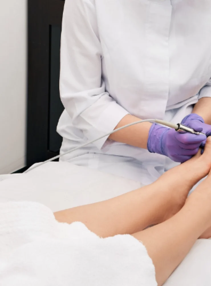 08.Dermatolog Dr. Muge Karaali Lazerle tirnak mantari tedavisi
